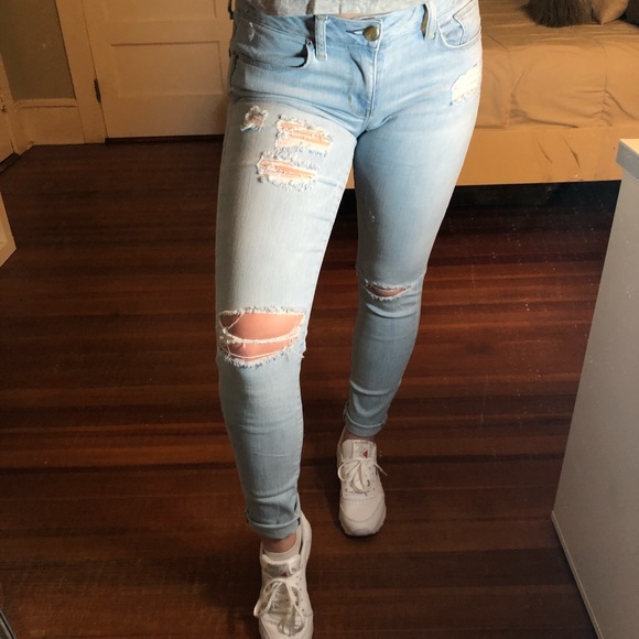 AMERICAN EAGLE LIGHT WASH RIPPED JEANS - Picture 4 of 4